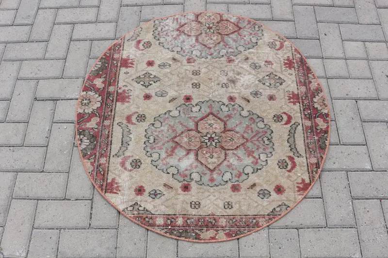 ブラウン オリエンタル ラグ、3.3x3.28 フィート、レッド アクセント付き