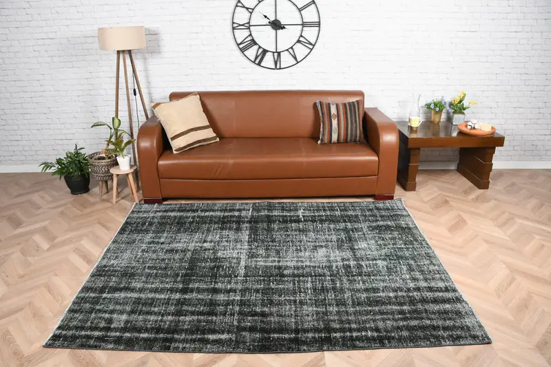 Türkischer Vintage-Teppich 5,2 x 6,8 Fuß, Oushak-Wollteppich mit schwarzem Karomuster - 1