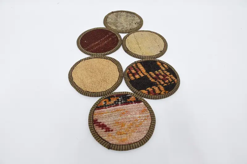 Runder Untersetzer mit Bohemian-Muster in Rot und Beige, rutschfester Untersetzer