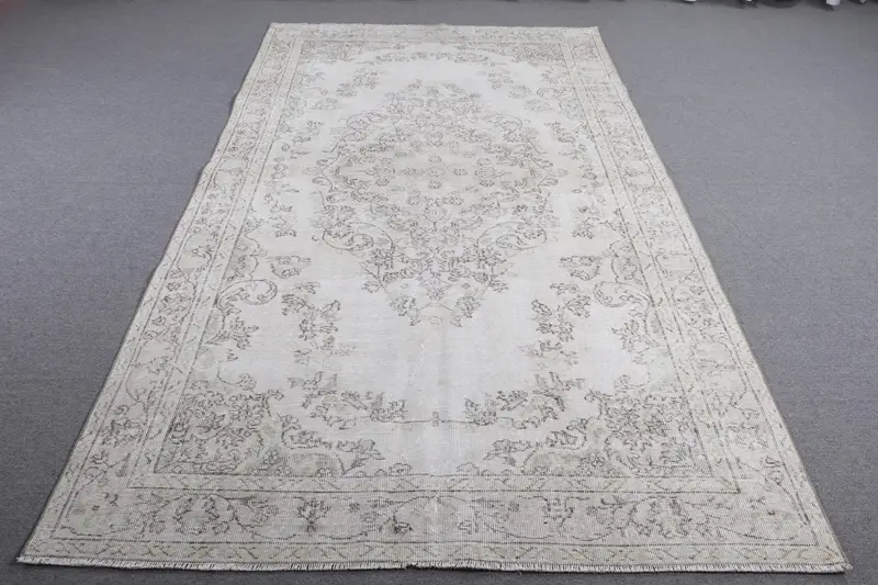 Elegant Beige & Green Rug, 5,6x9,7 ft Polka Dot Design