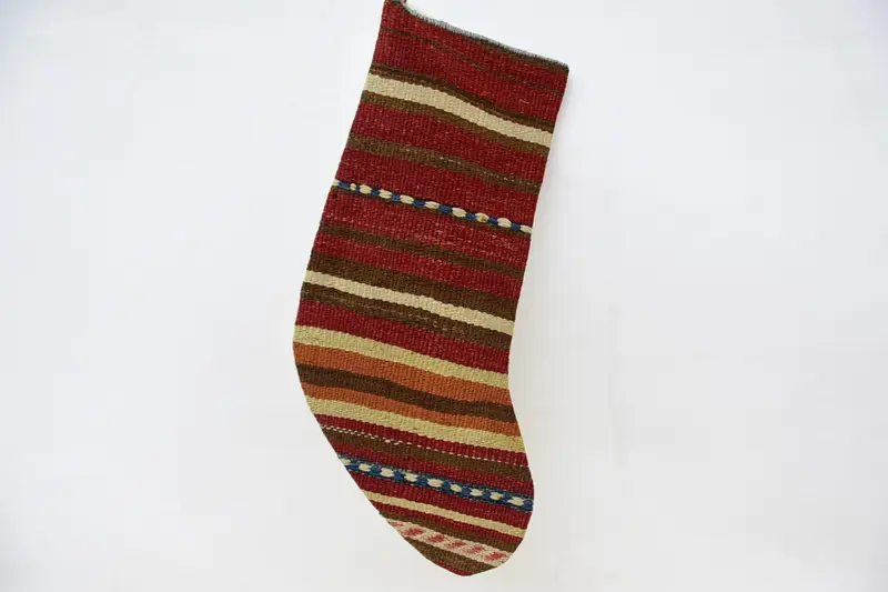 Medias navideñas rojas con adornos beige, decoración festiva