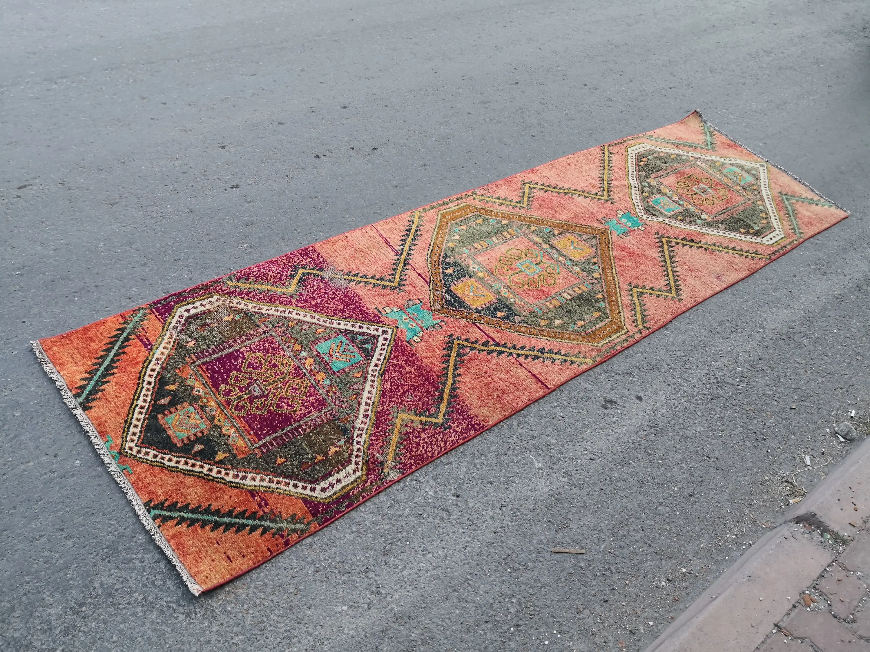 Vintage-Teppich 2 x 7,1 Fuß, rot-blauer orientalischer türkischer Teppich - 1