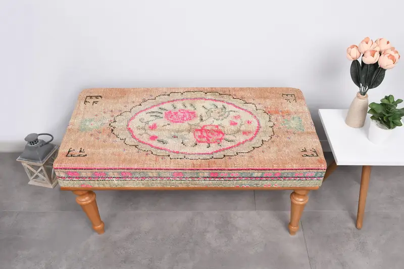 ピンクとオレンジの北欧風オットマン、キリム風オットマン