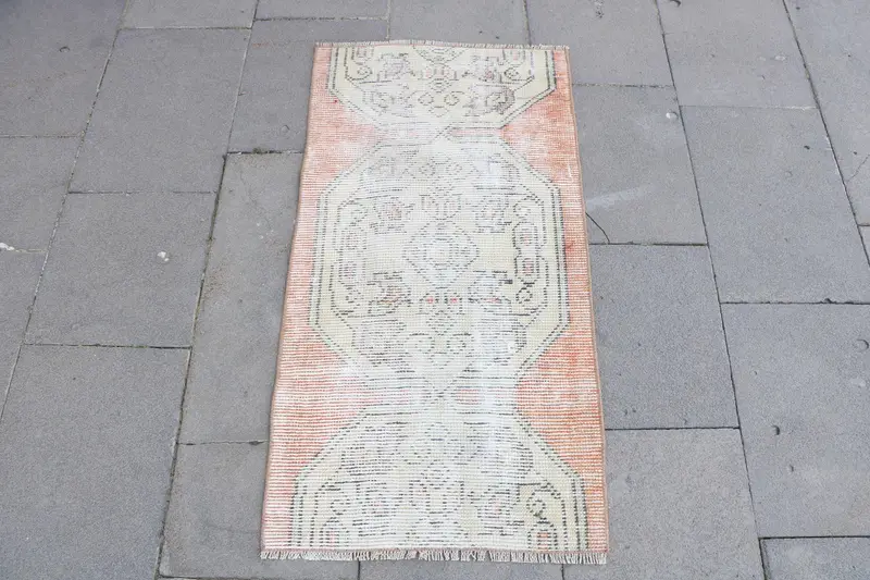 Alfombra vintage turca de 1,7x3,2 pies, alfombra pequeña, alfombra de lunares Oushak blanca - 1