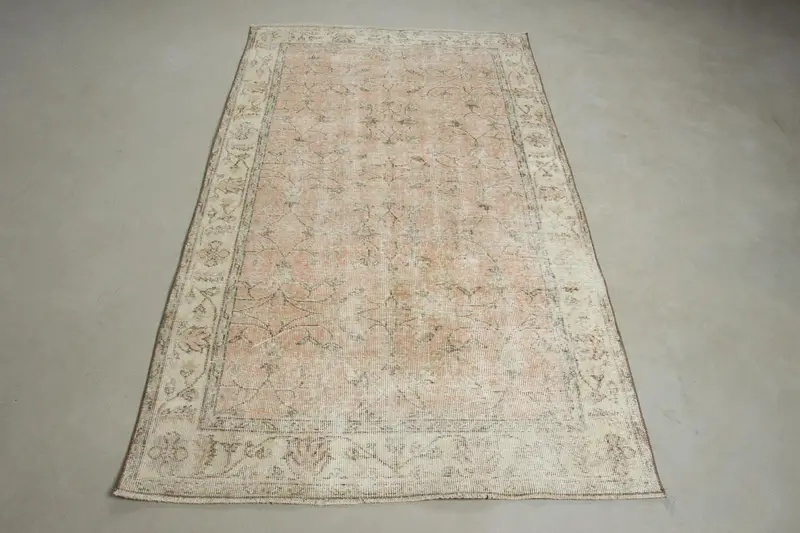 3,8 x 6,6 Fuß großer Vintage-Teppich, rosa-grauer türkischer Wollteppich mit Punkten - 1