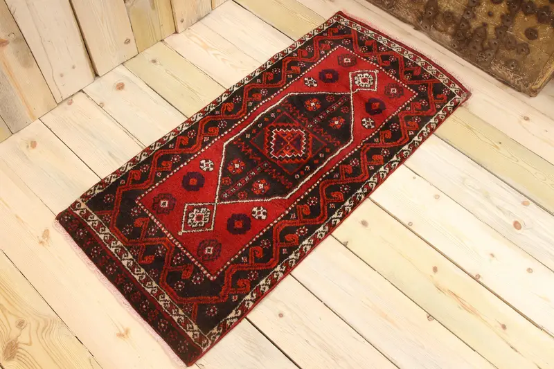 Alfombra turca vintage pequeña de 50 x 109 cm, alfombra Oushak marroquí roja - 1