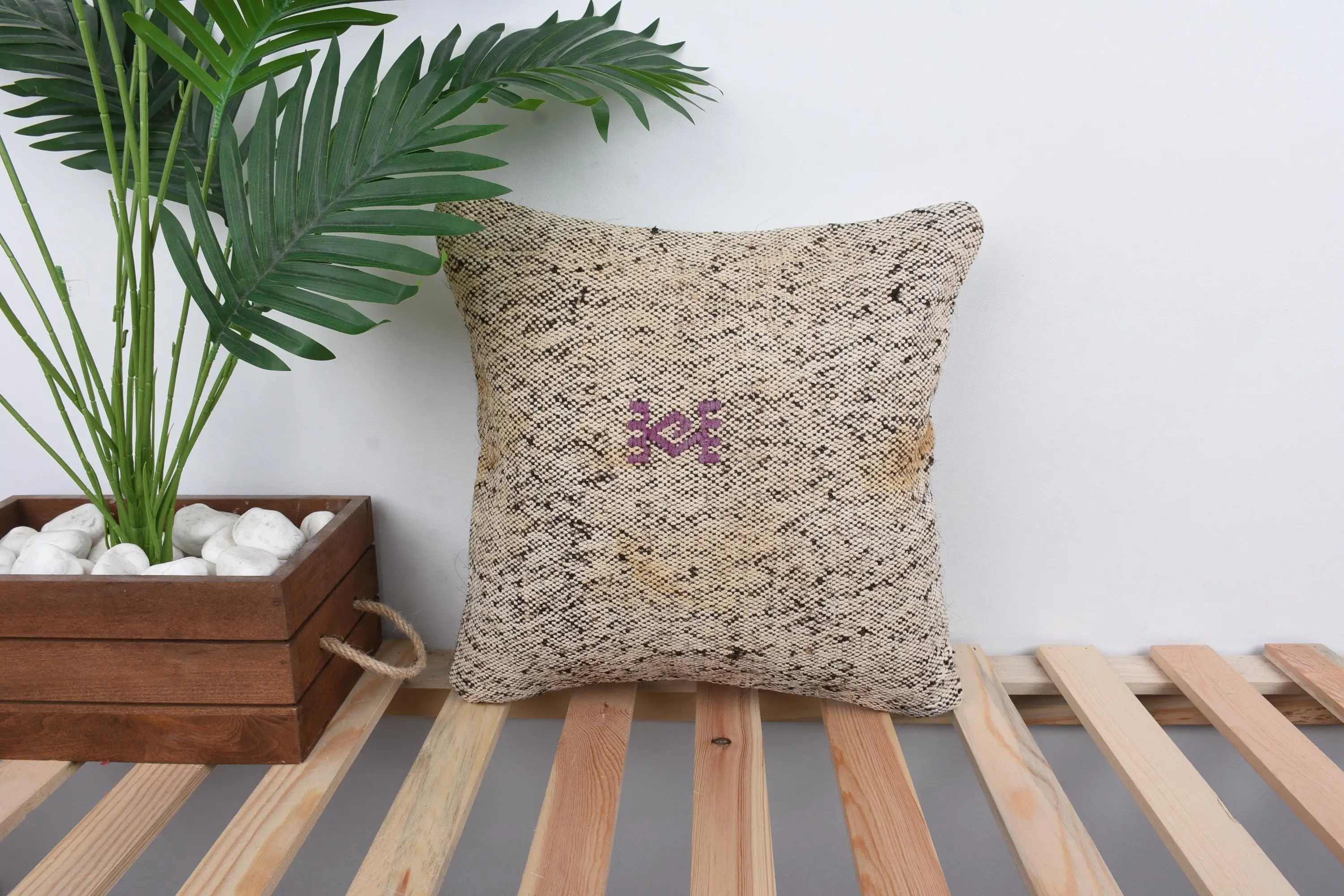 ベージュ & パープル刺繍クッション、ヴィンテージキリムクッション - 1
