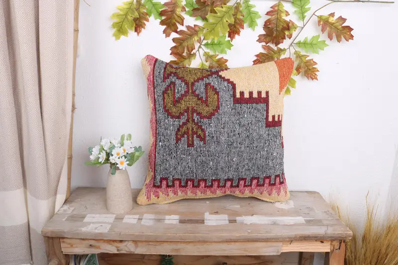 Gesticktes braunes und graues geometrisches Kissen, handgefertigtes Vintage-Kissen