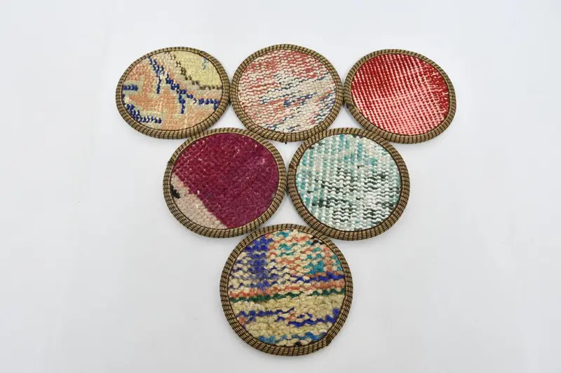 Elegantes posavasos rojos y bronce, exclusivo juego de posavasos de alfombra turca