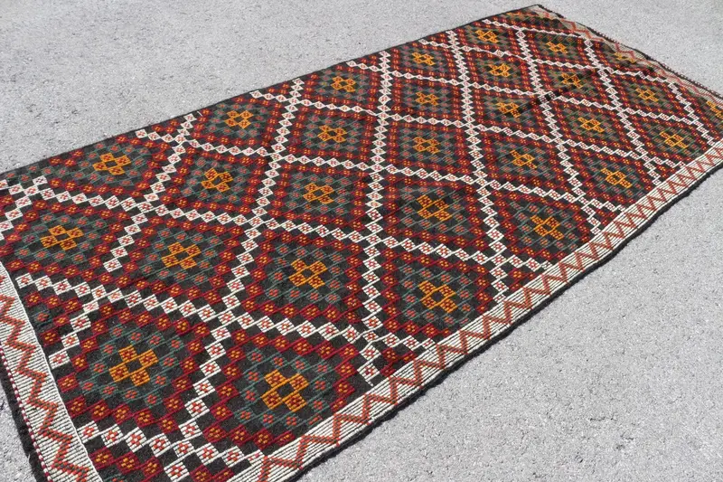 Türkischer Kelim-Teppich, 140 x 327 cm, Vintage-Teppich mit rotem Rand - 1