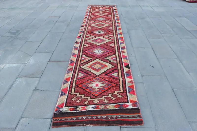 Türkischer Vintage Herki Läuferteppich 2,6x13,5 Fuß, roter Ikat-Teppich aus Wolle - 1