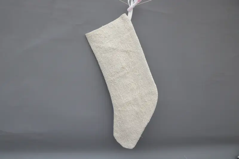 Medias navideñas beige elegantes con adornos blancos, decoración festiva