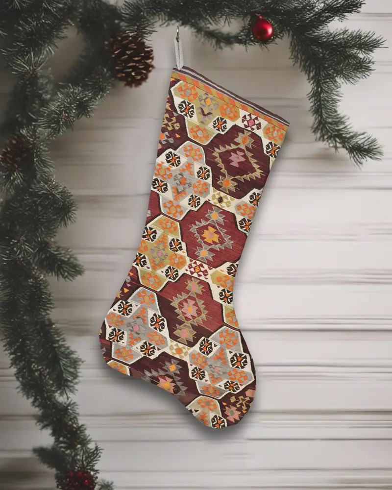 緑の装飾品が付いた赤いクリスマス ストッキング、お祝いの休日の装飾