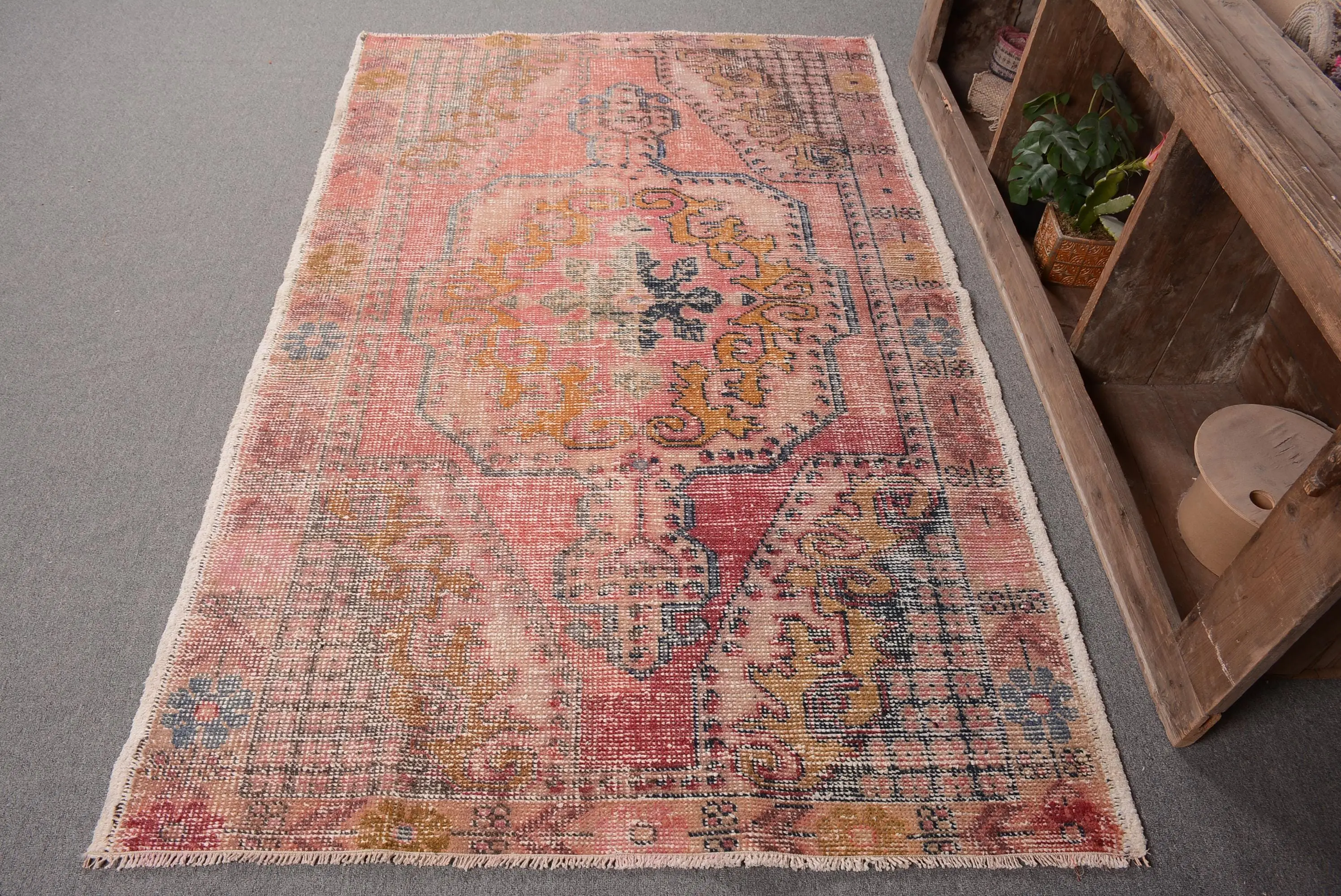Roter Tarnteppich, 4,2 x 6,8 Fuß mit gelben Akzenten - 1