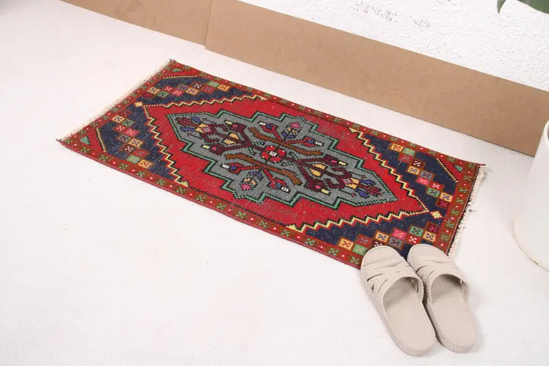 Türkischer Vintage-Teppich, 1,6 x 3,1 Fuß kleiner Teppich, rot-blauer Tarnteppich - 1