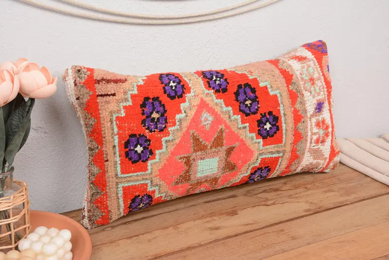 Rotes Leinen-Wurfkissen mit bronzefarbener Blumenstickerei, rechteckiges Vintage-Kissen