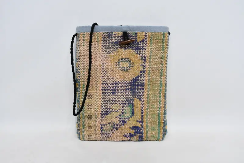 調節可能なストラップ付きキリムバッグ、ヴィンテージモチーフ付きウールクロスボディ