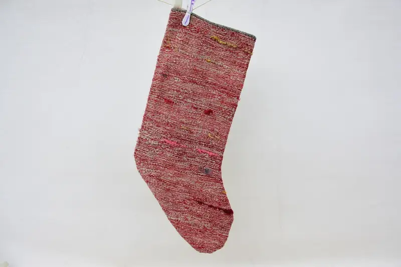 ベージュの装飾品が付いた赤いクリスマス ストッキング、お祝いの休日の装飾