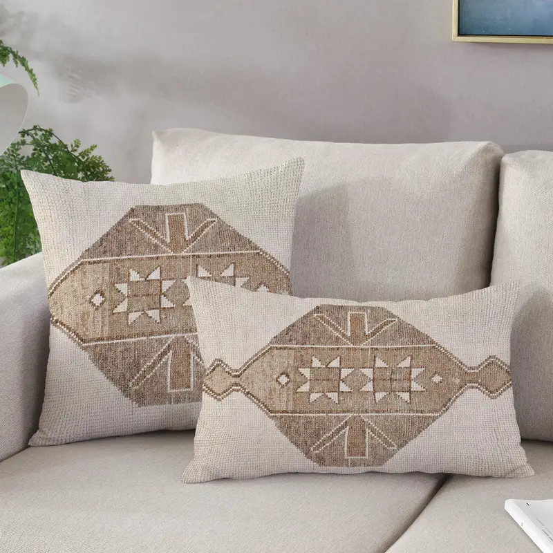 Braun-weiß gestricktes, bedrucktes Kissen: Schicker Akzent für die Inneneinrichtung