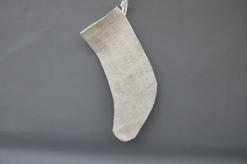 Eleganter beige Weihnachtsstrumpf, festlicher Strumpf mit Ornamentmuster