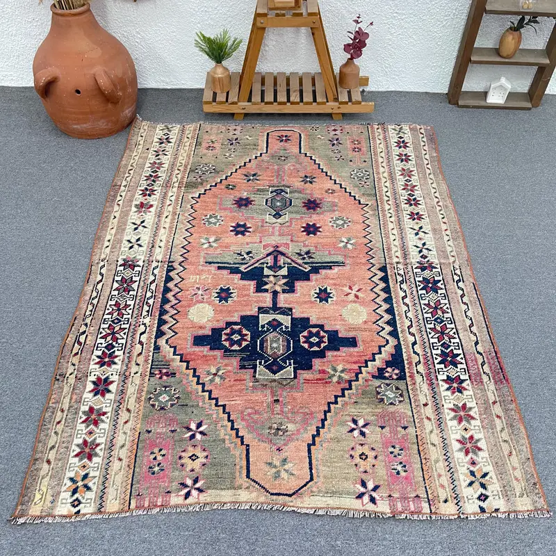 Vibrant 4,3x5,6 ft Rug, Elegant Oriental Design