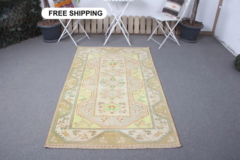 Alfombra verde suroeste de 3,7x6,2 pies, detalles en amarillo vibrante