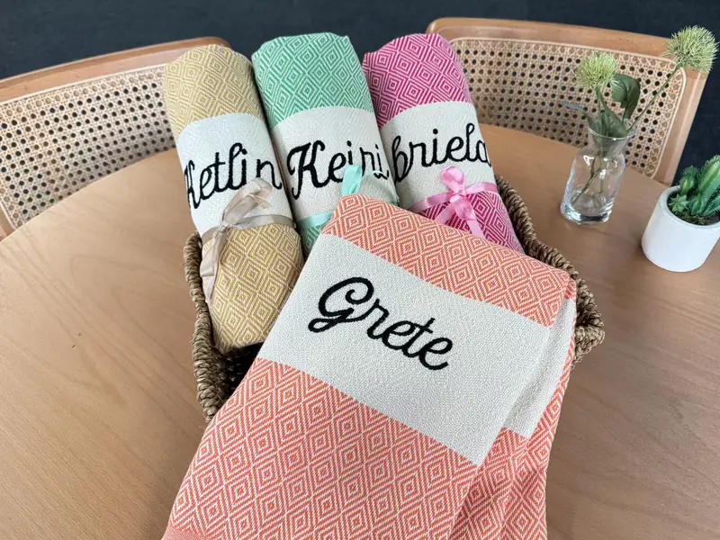 ブライダルシャワーギフト、パーソナライズされたタオル、バチェロレッテパーティーの記念品、ビーチタオル、オーガニックコットンタオル、パーソナライズされたギフト、結婚式の記念品、