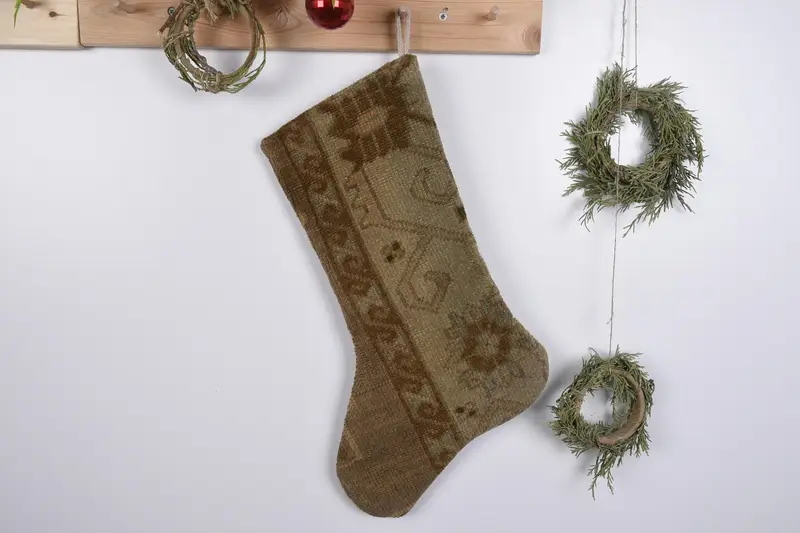 Patrón de adornos navideños, calcetín navideño de material de alfombra reciclado