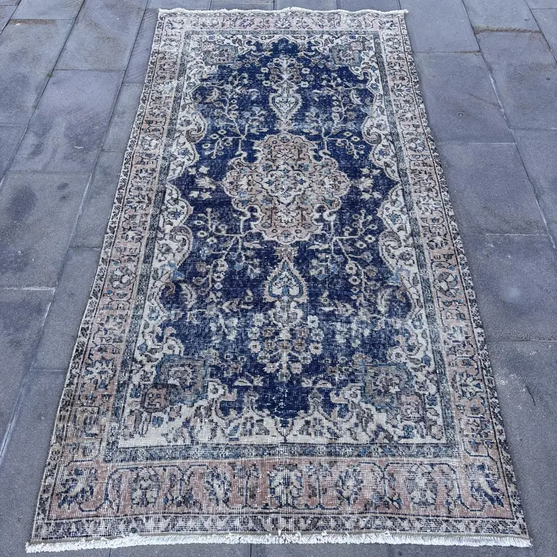 Blauer Teppich, 3,6 x 7,5 Fuß mit orangefarbenen geometrischen Blumenmotiven