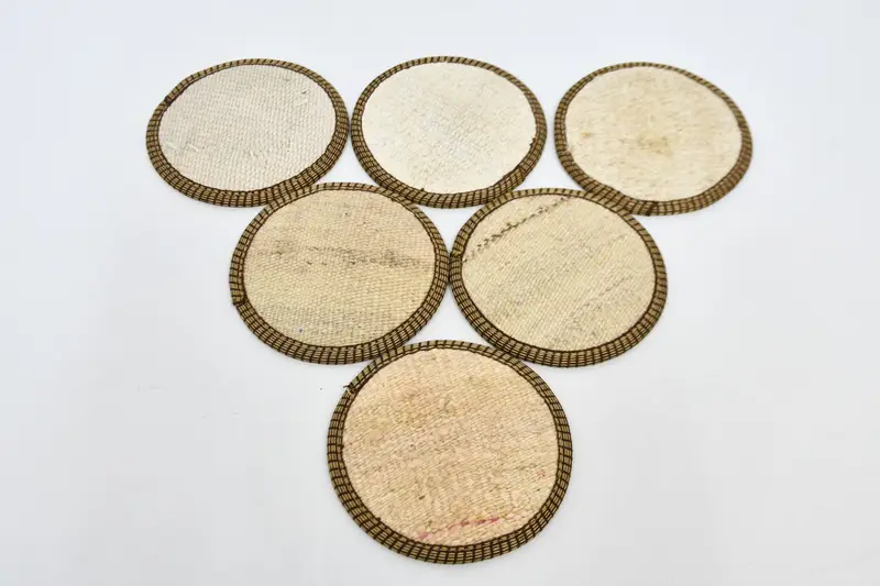 エレガントな白とベージュのラウンドコースター、プレミアムテーブルコースター