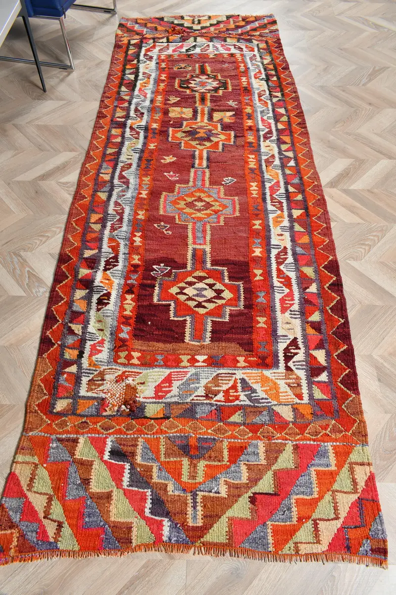 Türkischer Kelim-Läuferteppich, 3,2 x 9,2 Fuß (97 x 281 cm), Vintage-Wollteppich mit rotem Blumenmuster - 1