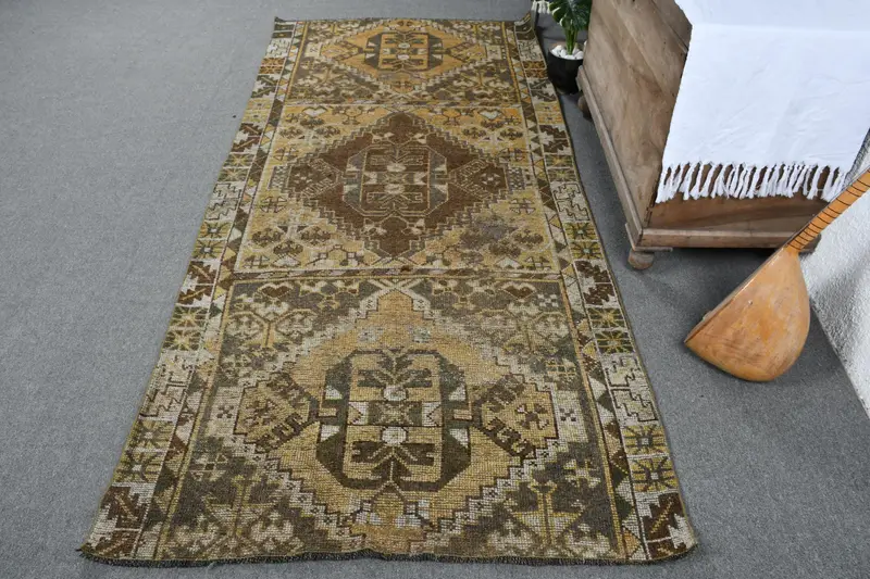 イエロー&ブラウンラグ、4x8.9フィートボーダーデザイン