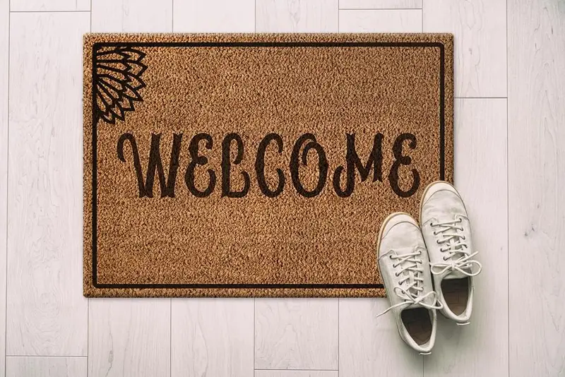 Eleganter Teppich mit böhmischem Aufdruck: Willkommens-Fußmatte als süßes Zuhause-Geschenk