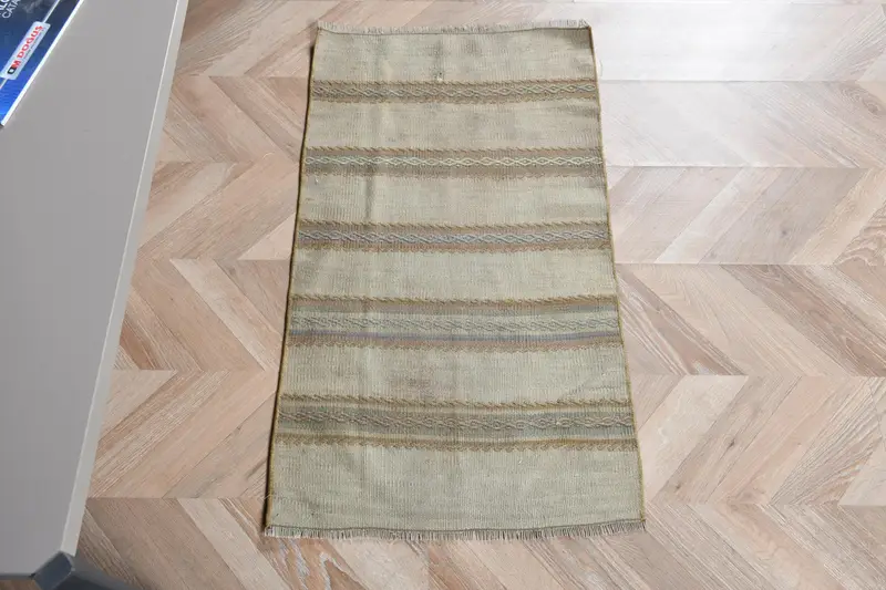 1,7 x 3 Fuß großer grüner Perserteppich, elegante braune Akzente