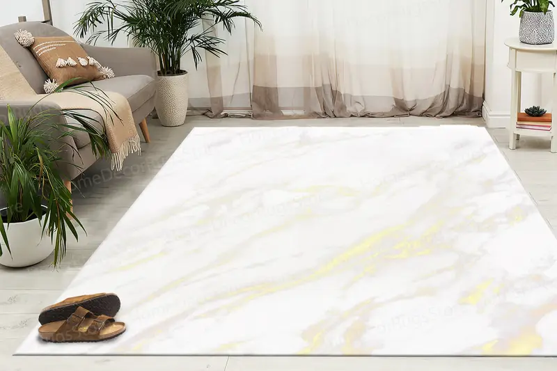 Goldener Teppich mit abstraktem Marmor-Aufdruck: Luxuriöse, moderne Inneneinrichtung
