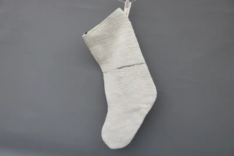 Beyaz Süslemeli Zarif Bej Noel Çorabı, Şenlikli Tatil Dekoru