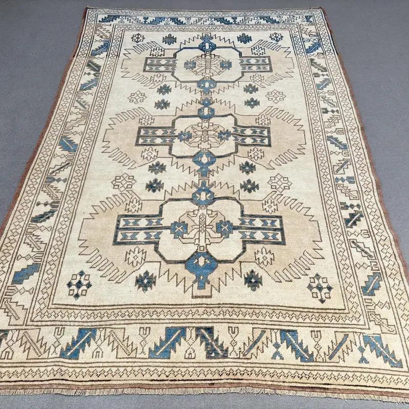 エレガントなベージュ&ブルーのオリエンタルラグ、0.4x7.5フィートのシックな装飾