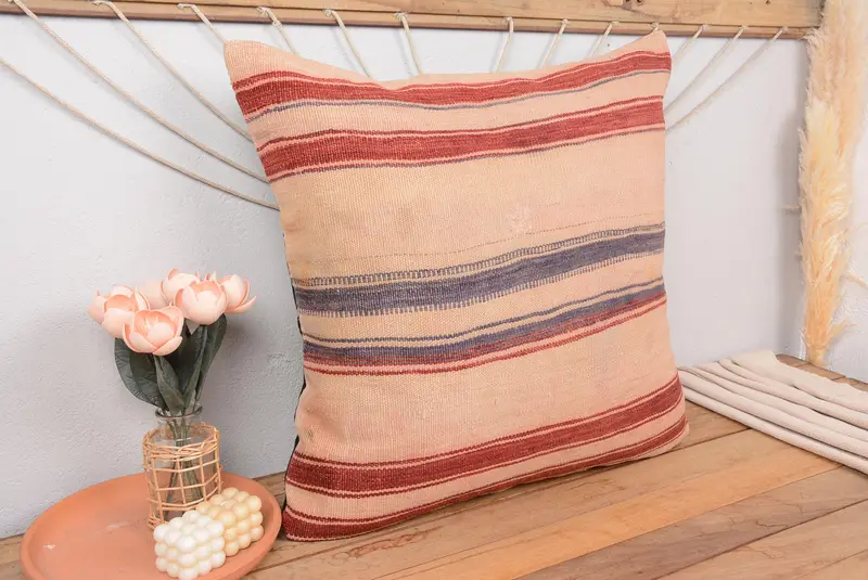 Bej & Kırmızı Çizgili Kırlent, 28x28 Nakışlı Keten Kırlent