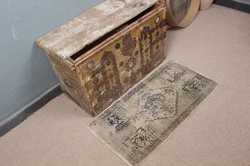 Eleganter beiger Teppich mit grünem Rand, 1,6 x 2,9 Fuß