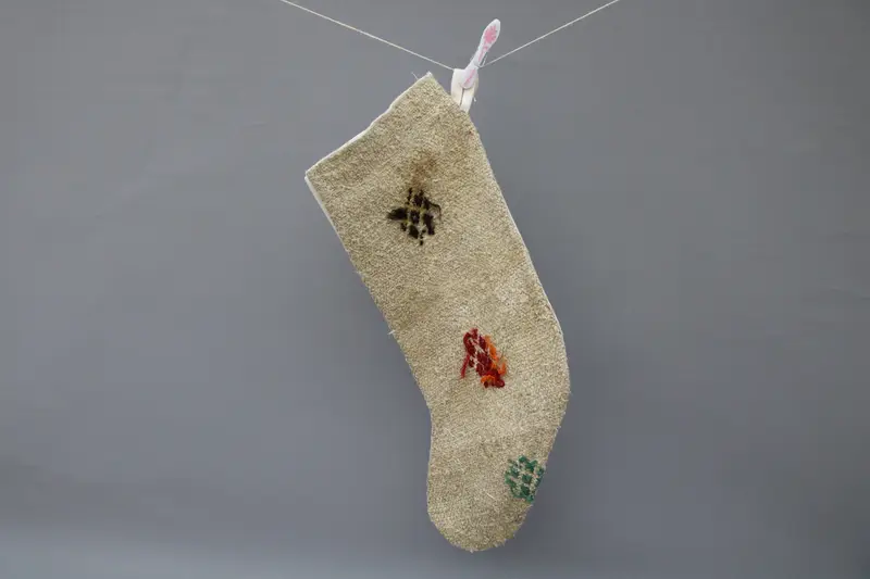 Medias navideñas beige con adornos, medias festivas