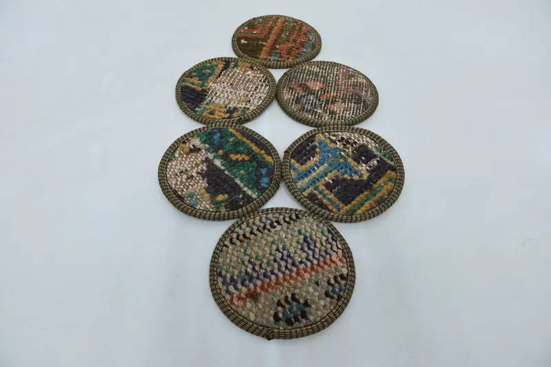 Posavasos verdes y bronce, posavasos duraderos y elegantes.