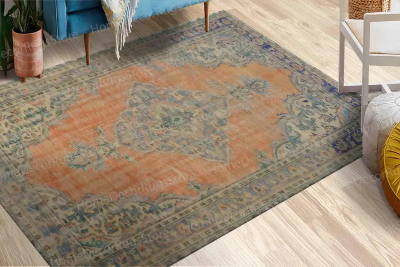 Marineblauer Teppich mit Blumenmuster: Antikes Design, Vintage-Stil