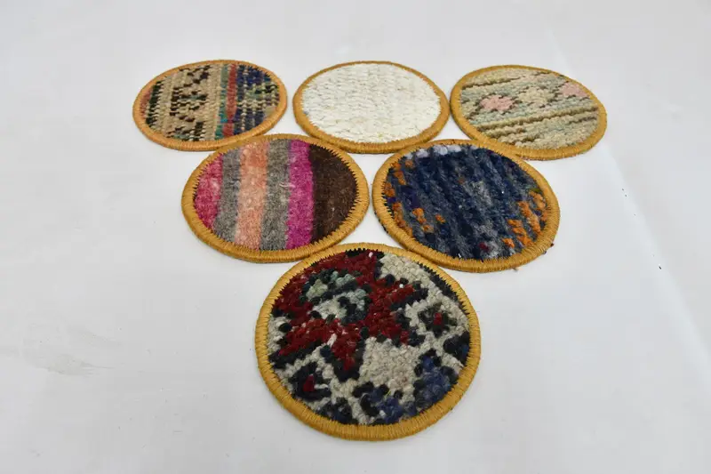 Elegantes posavasos blancos y rosas, elegantes posavasos de alfombras