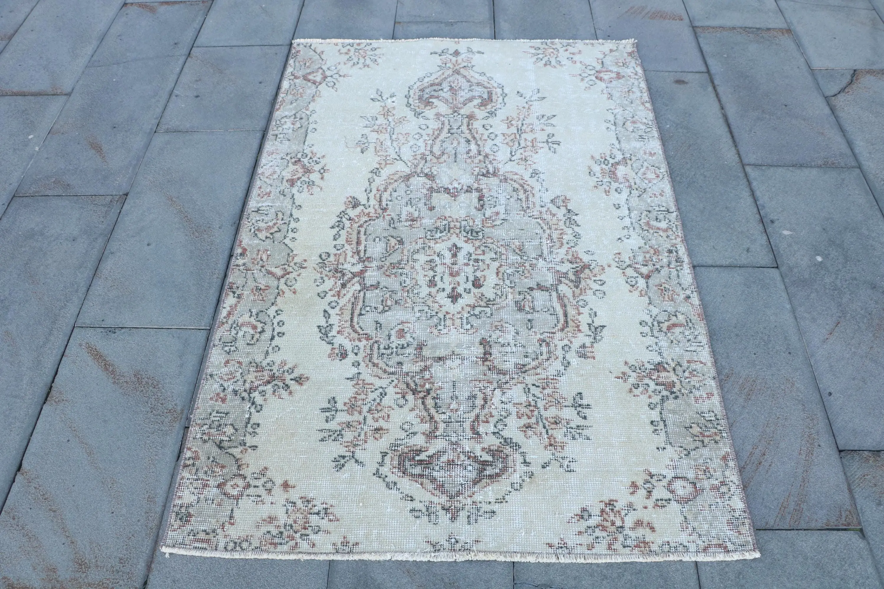 Alfombra turca vintage decorativa de lana de 3,3x4,9 pies, alfombra floral blanca - 1