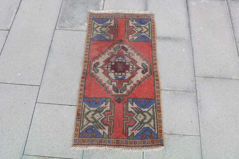 Türkischer Teppich, kleiner 1,5 x 3 Fuß großer Teppich, roter Oushak-Karoteppich - 1