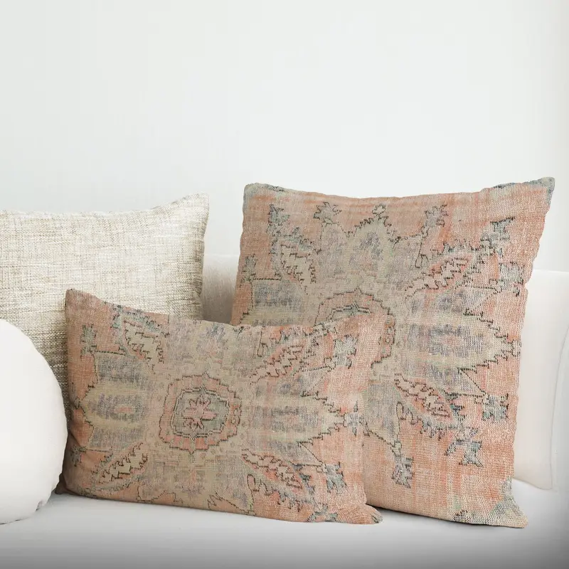 Rot-grünes Kissen mit Bio-Aufdruck: Schicker Deko-Akzent für Ihr Zuhause