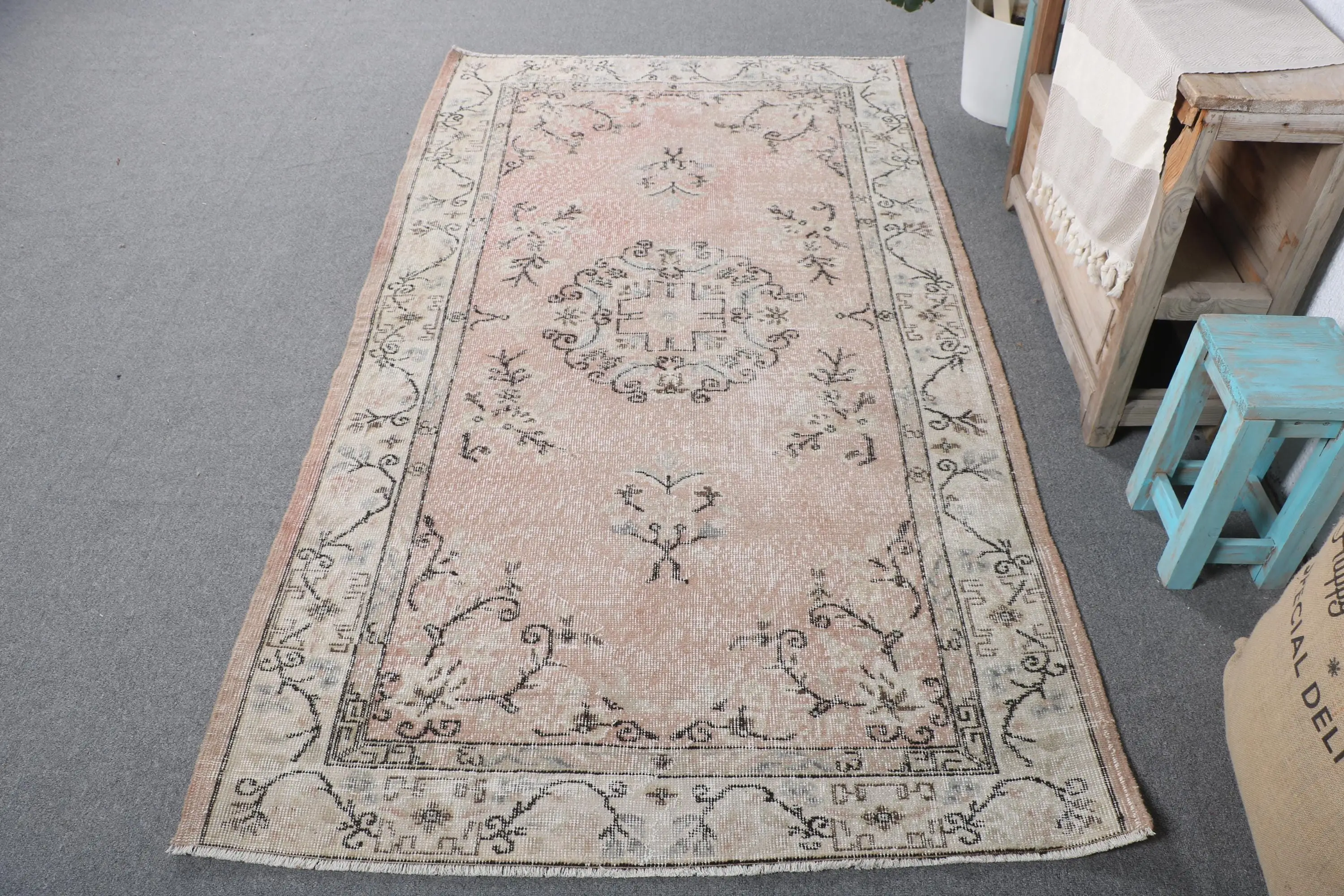 Türkischer Vintage-Teppich, 122 x 219 cm, grau-rosa karierter Teppich - 1