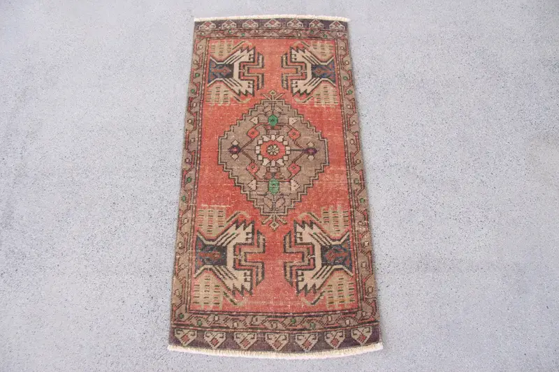 レッドポルカドットラグ、1.6x3.4フィートのシックな装飾