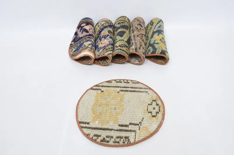 Blaue und gelbe Tischsets, von natürlichen Wollteppichen inspiriertes Dekor