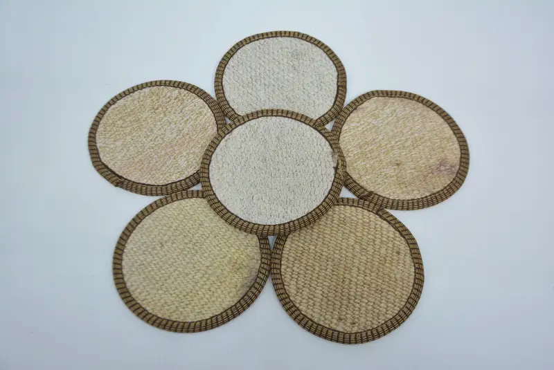 ボヘミアンベージュとホワイトのラウンドコースター、滑り止めコースター